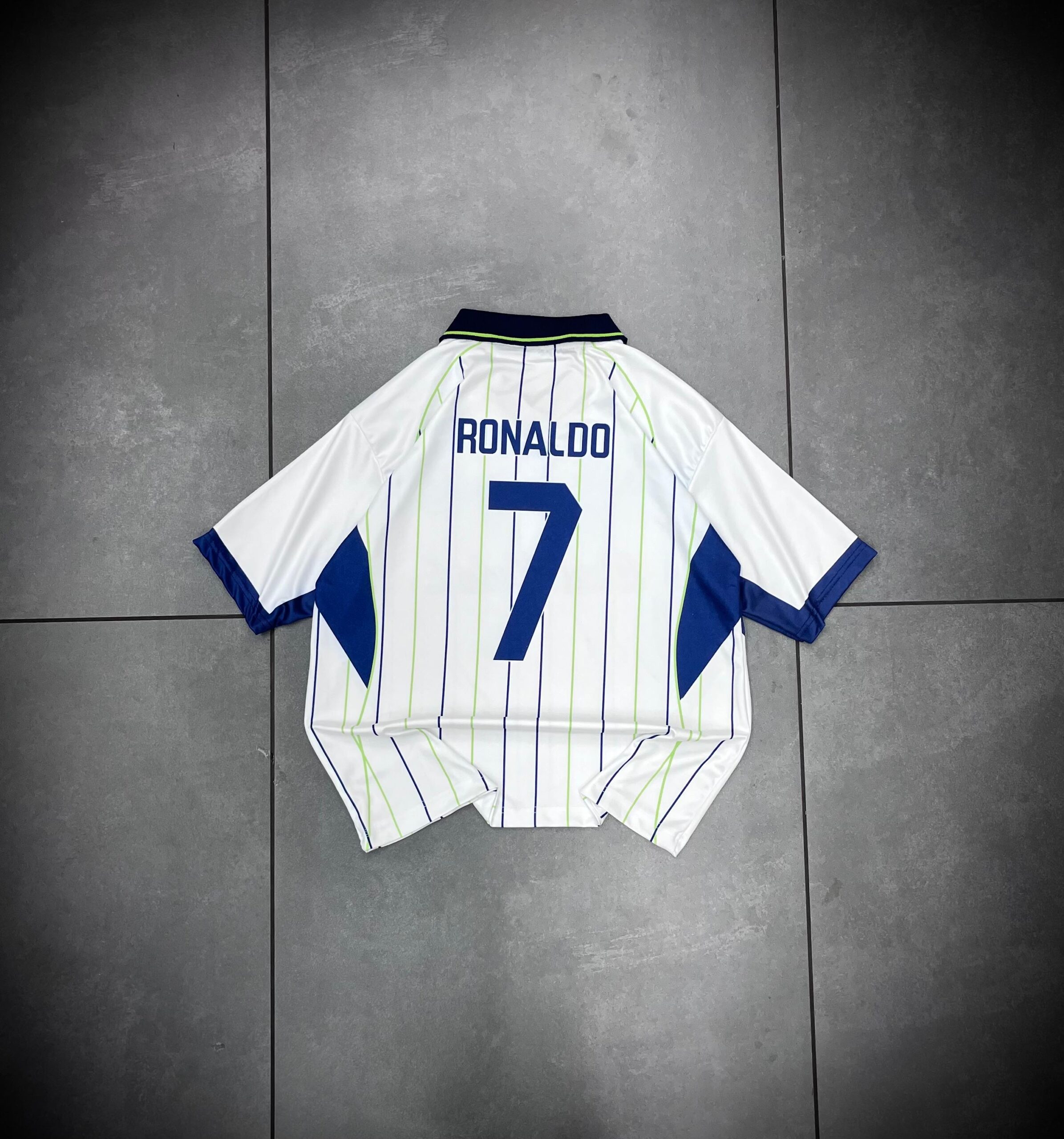 REAL MADRID VINTAGE RETRO SPECIAL EDITION KIT RONALDO POLO OVERSIZED FIVESLEEVE - Image 3